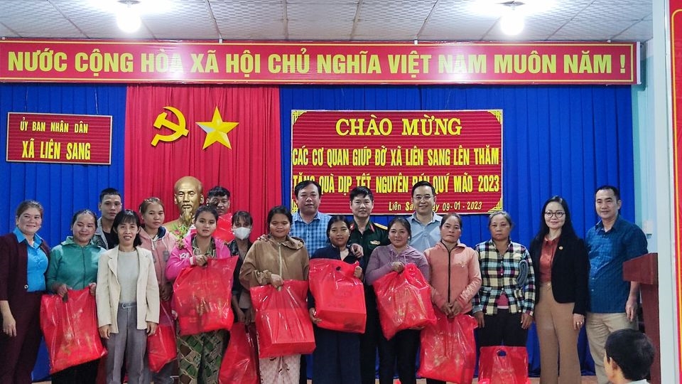 Visit and send gifts to underprivileged families in Lien Sang Commune