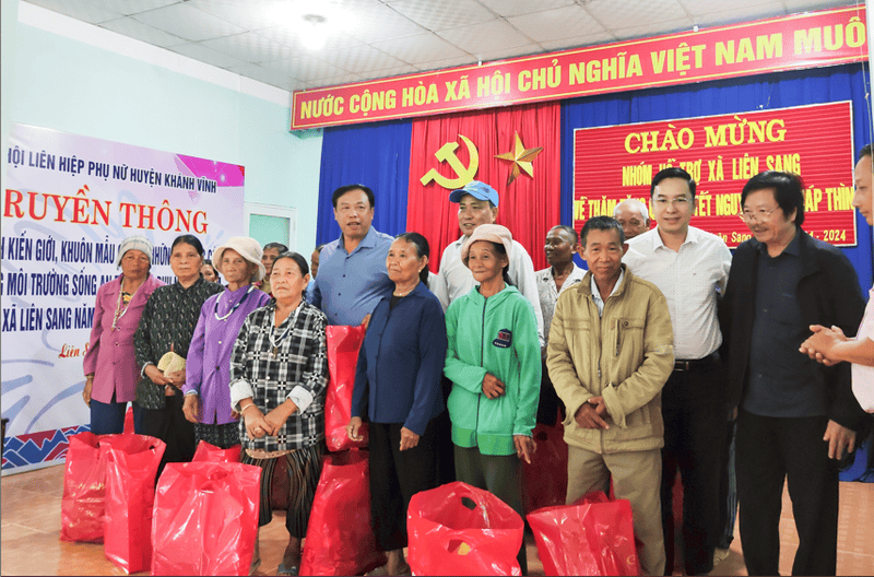 Giving 2024-Tet gifts to people in Lien Sang commune